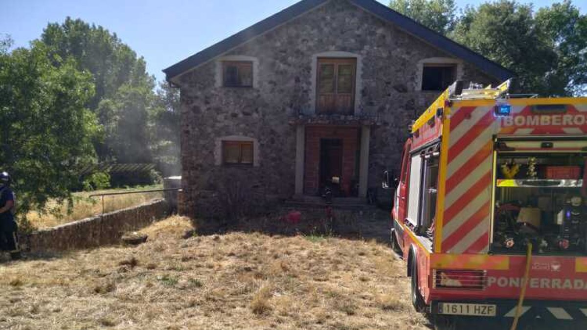 Dos intoxicados por el incendio de unas baterías de litio en Folgoso de la Ribera (León).