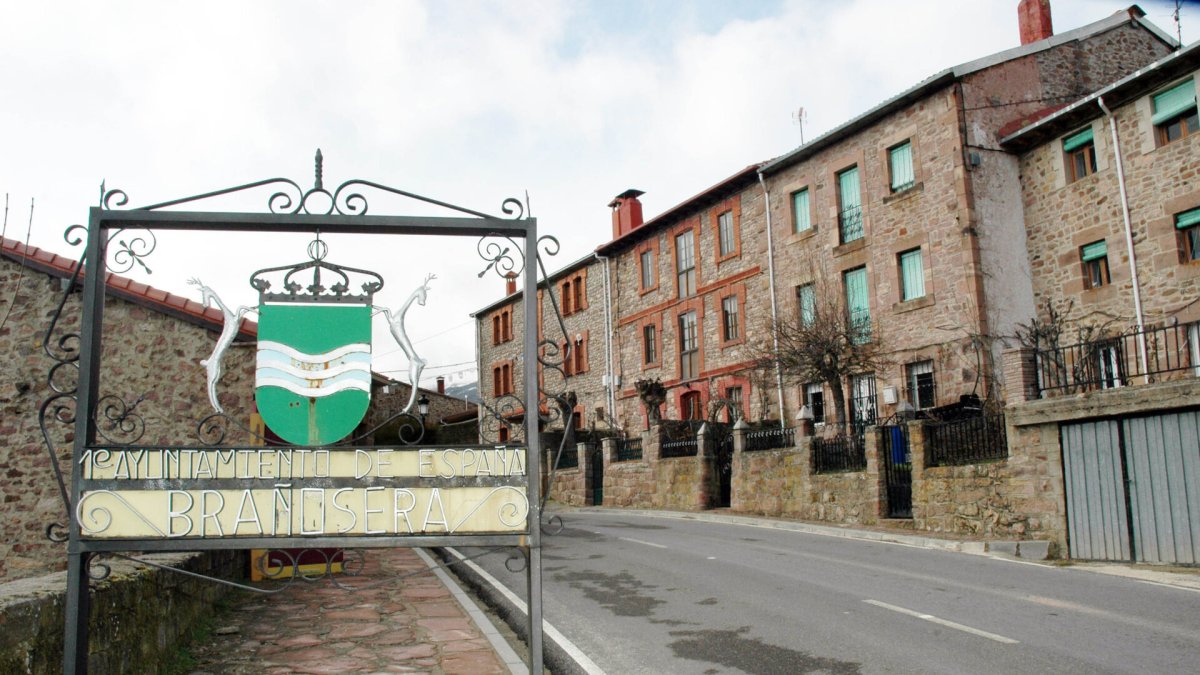 Calle del municipio palentino de Brañosera