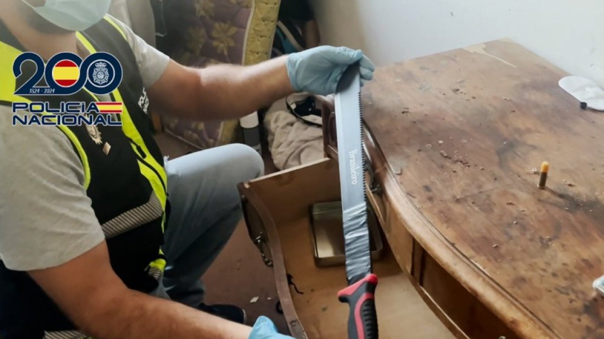 Machete incautado en la intervención policial.