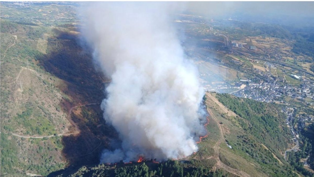 Incendio forestal en Villafranca del Bierzo
