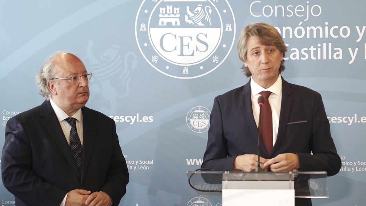 Enrique Cabero y Carlos Martínez tras la reunión del CES