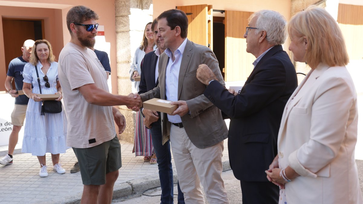 Mañueco durante el acto de entrega de viviendas de promoción pública en Puebla de Sanabria.