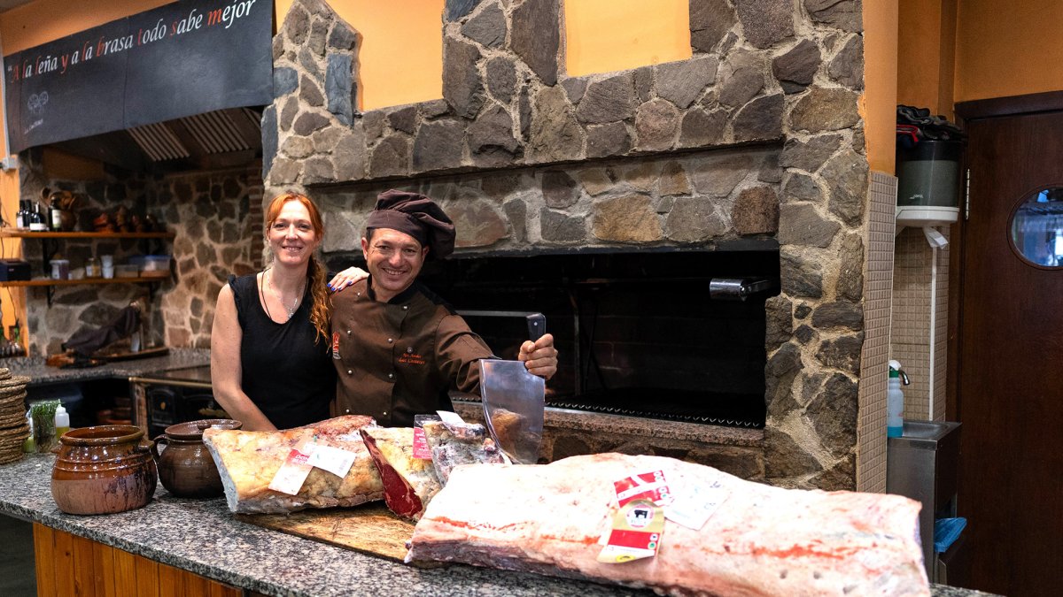 David Ramos y Sonia Escribano en el asador de los Canteros en Mingorría.