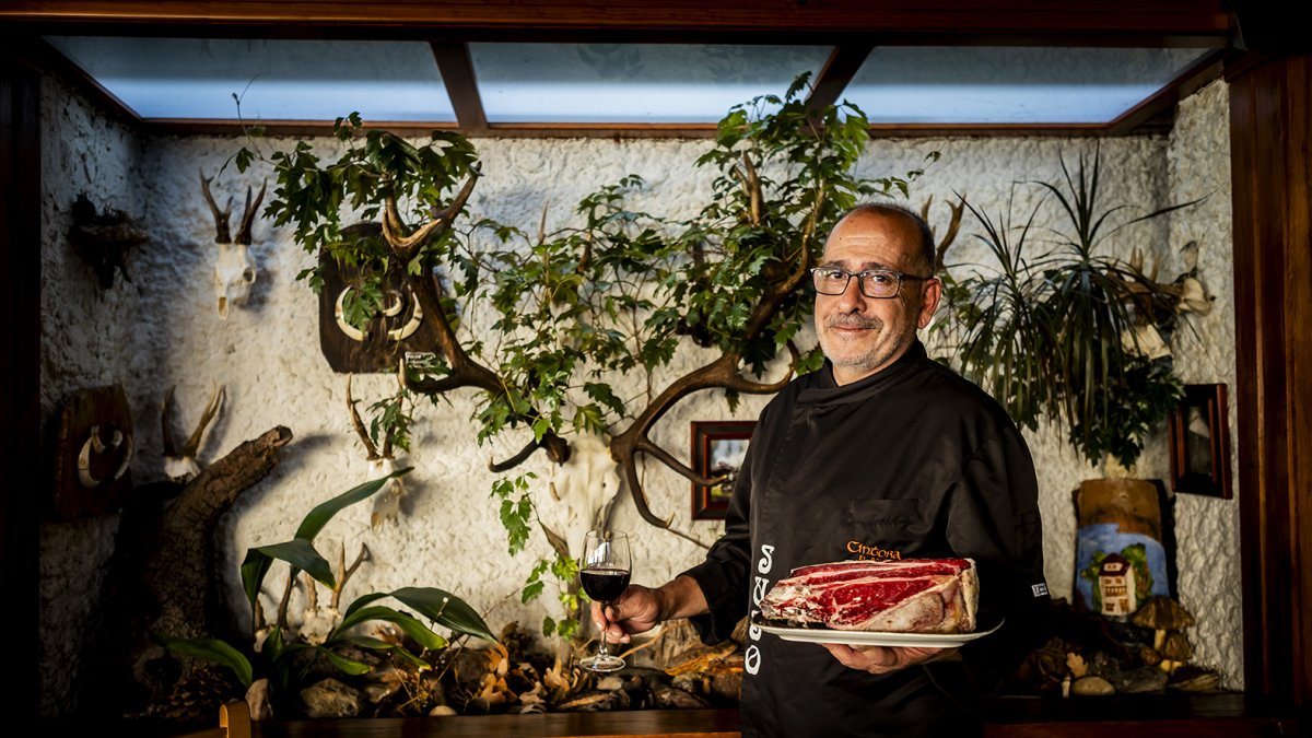 Jesús Jimeno posa en el restaurante Cintora de El Royo, afamado desde hace más de medio siglo por su cocina de caza y la oferta de setas de temporada.