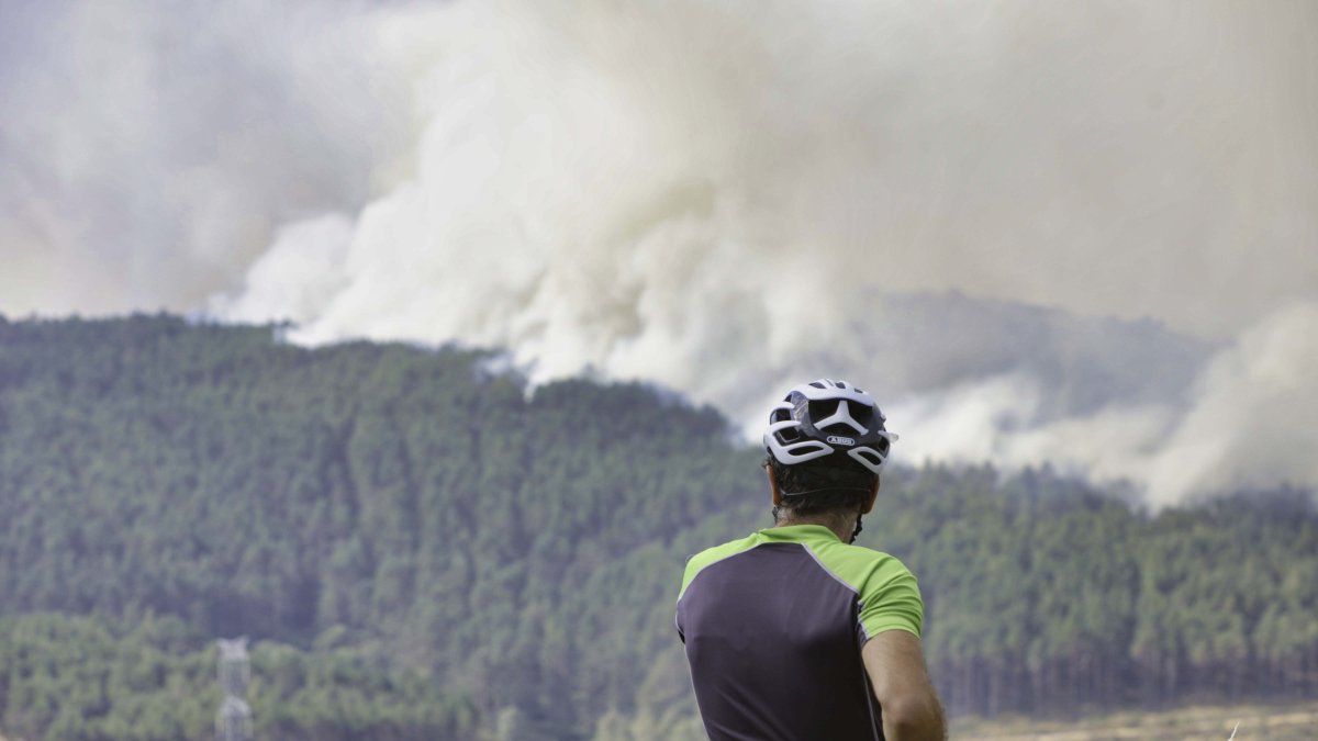Incendio en la frontera de Galicia y Castilla y León en la localidad zamorana de Castromil