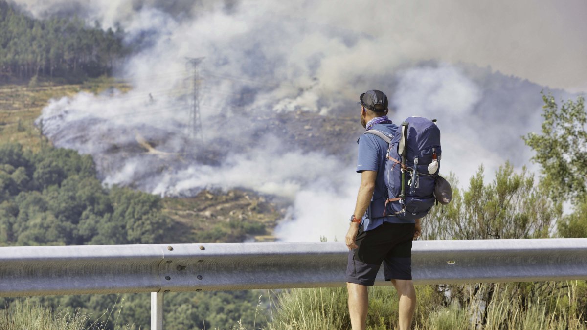 Incendio en la frontera de Galicia y Castilla y León en la localidad zamorana de Castromil