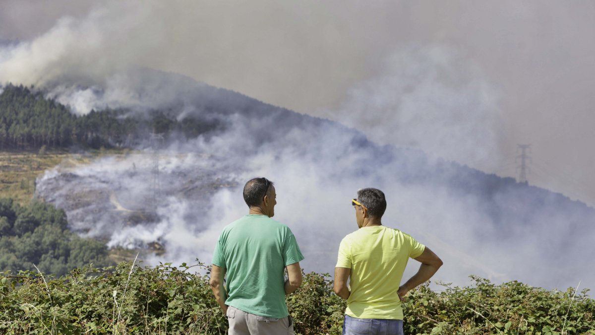 Incendio en la frontera de Galicia y Castilla y León en la localidad zamorana de Castromil