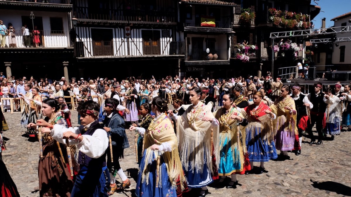 Ofertorio y bailes en la festividad de la Virgen de la Asunción en La Alberca.