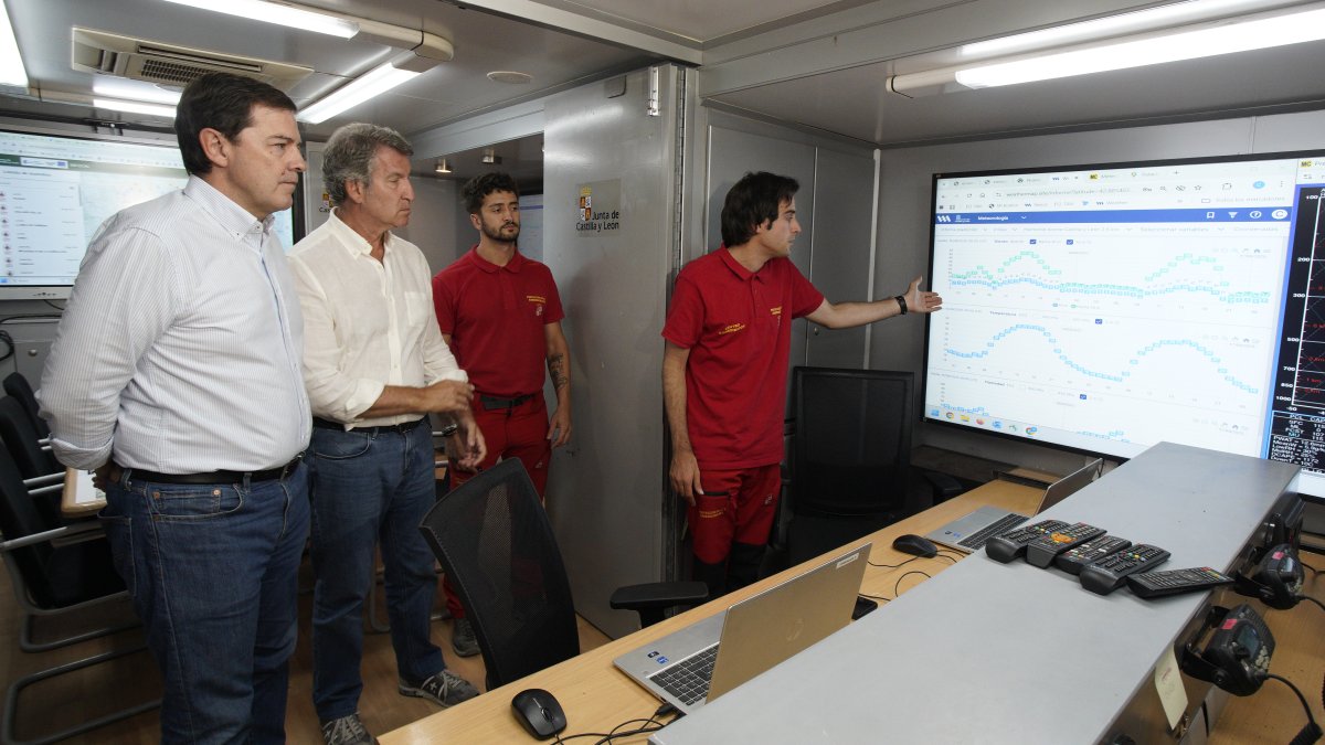Alfonso Fernández Mañueco, junto al presidente de PP nacional, Alberto Nuñez Feijóo, durante su visita al Puesto de Mando Avanzado ubicado en Palacios del Sil (León)