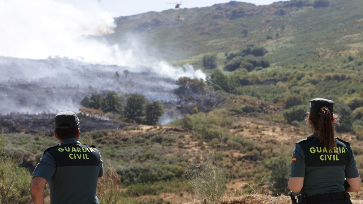 Dos agentes de la Guardia Civil en el incendio en Porto de Sanabria este viernes.