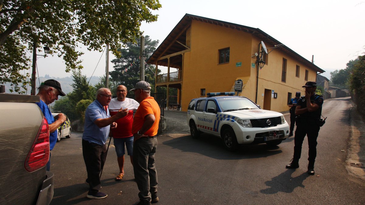 Vecinos desalojados de las localidades bercianas de Peñalba de Santiago, Bouzas, San Cristóbal de Valdueza, Espinoso de Compludo y Manzanedo de Valdueza por el incendio de Llamas de Cabrera (León)