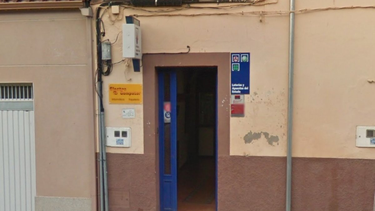 Administración de lotería en la avenida Bernardo Olivera 34, en Ledesma, Salamanca.