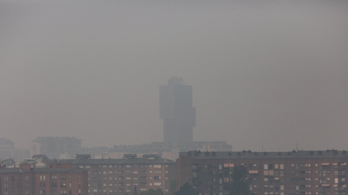 Intenso humo en el Bierzo debido a los diferentes incendios activos