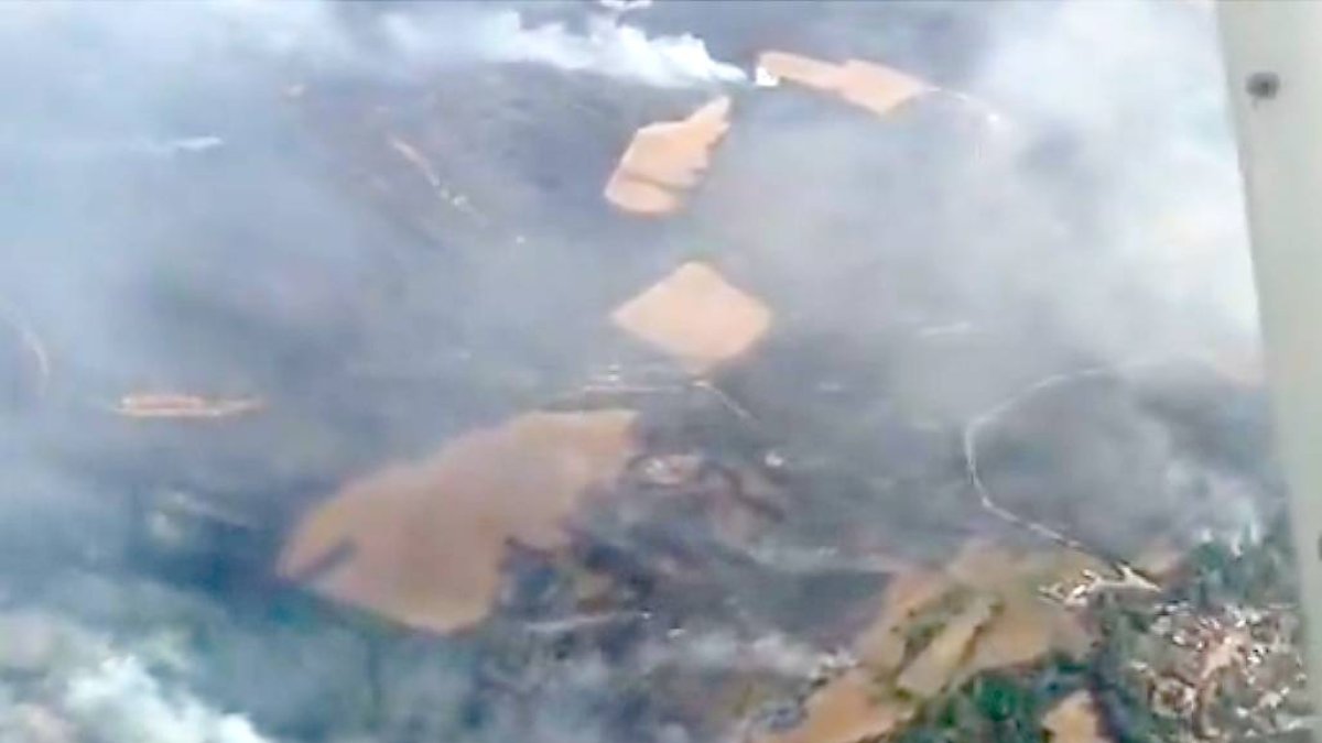 Fotograma en el que se aprecia la proximidad del fuego al casco urbano.