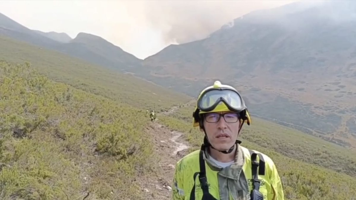 Alberto Sartaguda, técnico del INFOAR de Aragón que apoya las labores de extinción en los incendios de León.