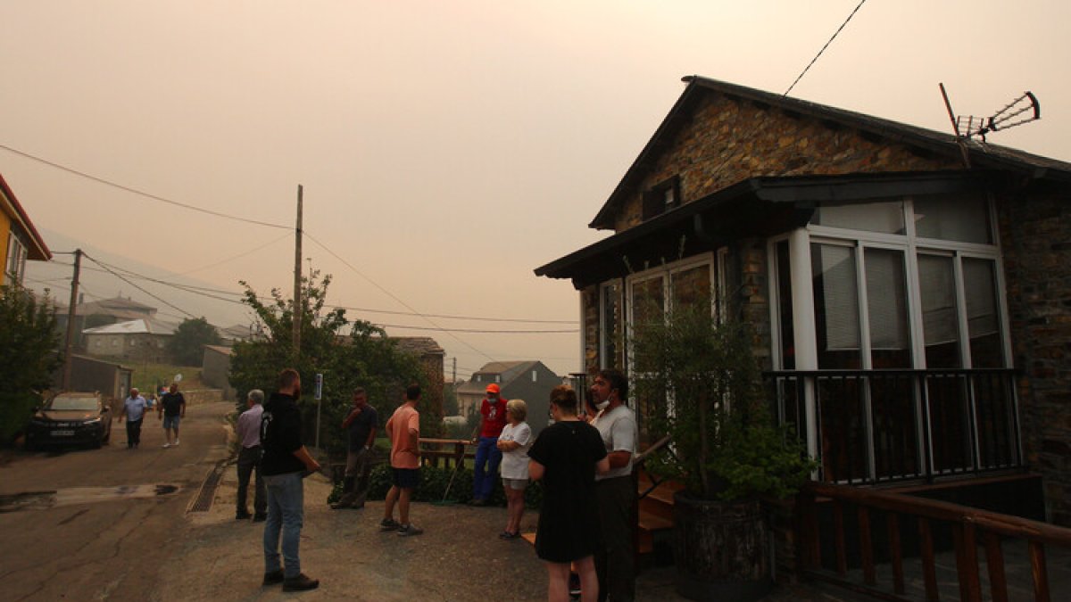 Vecinos de Oencia (León), se preparan por si el incendio avanza hacia la localidad.