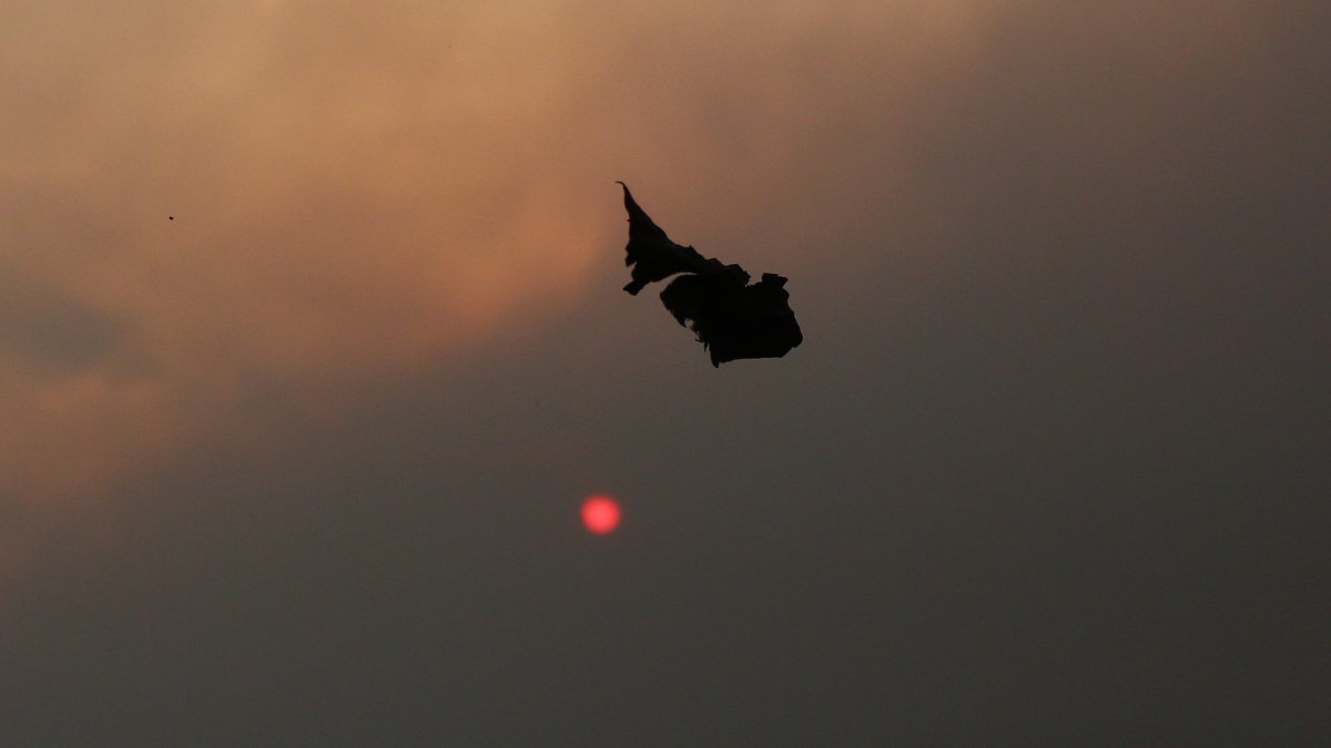 Lluvia de ceniza en Ponferrada de los diferentes incendios que están activos alrededor de la comarca del Bierzo