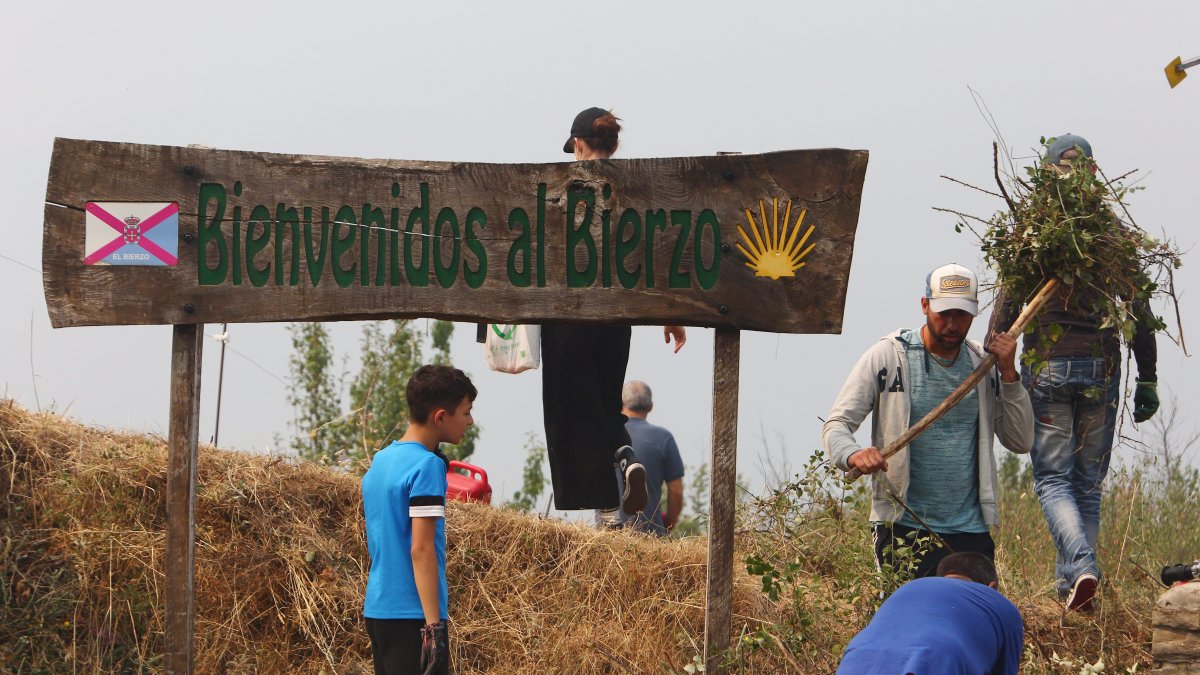 Vecinos del Acebo de San Miguel (León), realizan desbroces alrededor del pueblo ante la posible llegada del fuego