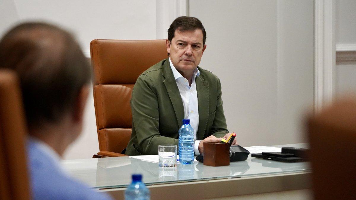 El presidente de la Junta de Castilla y León, Alfonso Fernández Mañueco, mantiene una reunión de trabajo con miembros de su Ejecutivo para hacer seguimiento de la situación de los incendios en la Comunidad