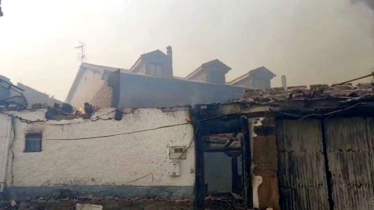 Arde casi una veintena de viviendas en San Pedro de Cansoles (Palencia)