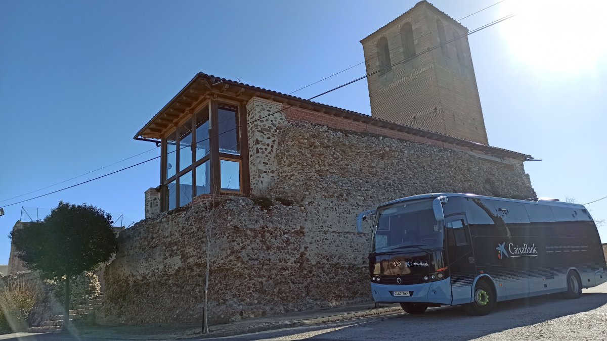 Oficina móvil de Caixabank en Narros del Castillo (Ávila) en imagen de archivo