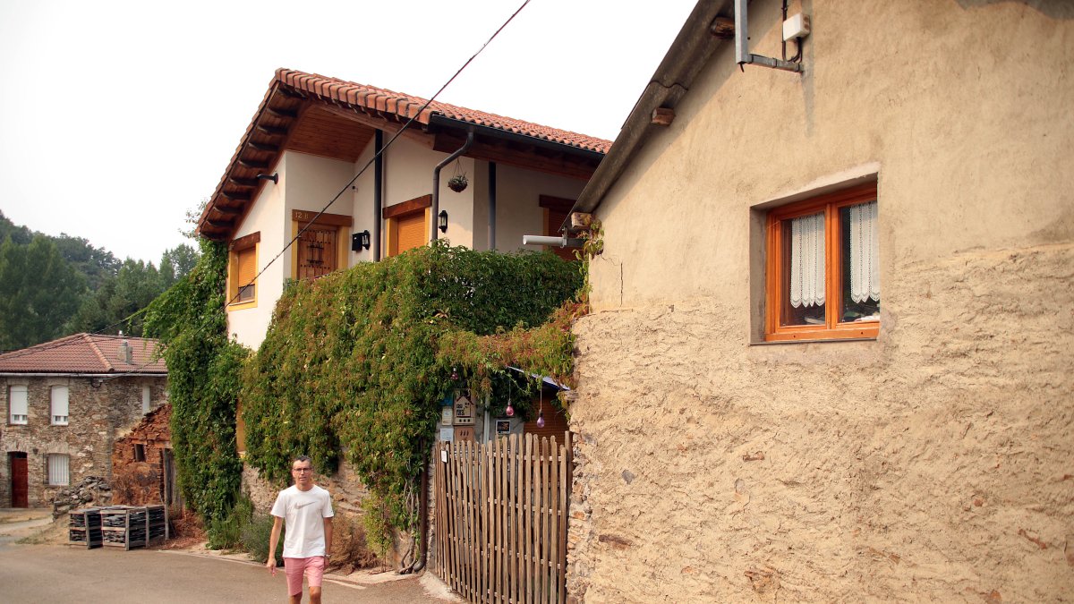 Jesús del Río regenta la Casa Rural Aguas Frías, en La Omañuela.