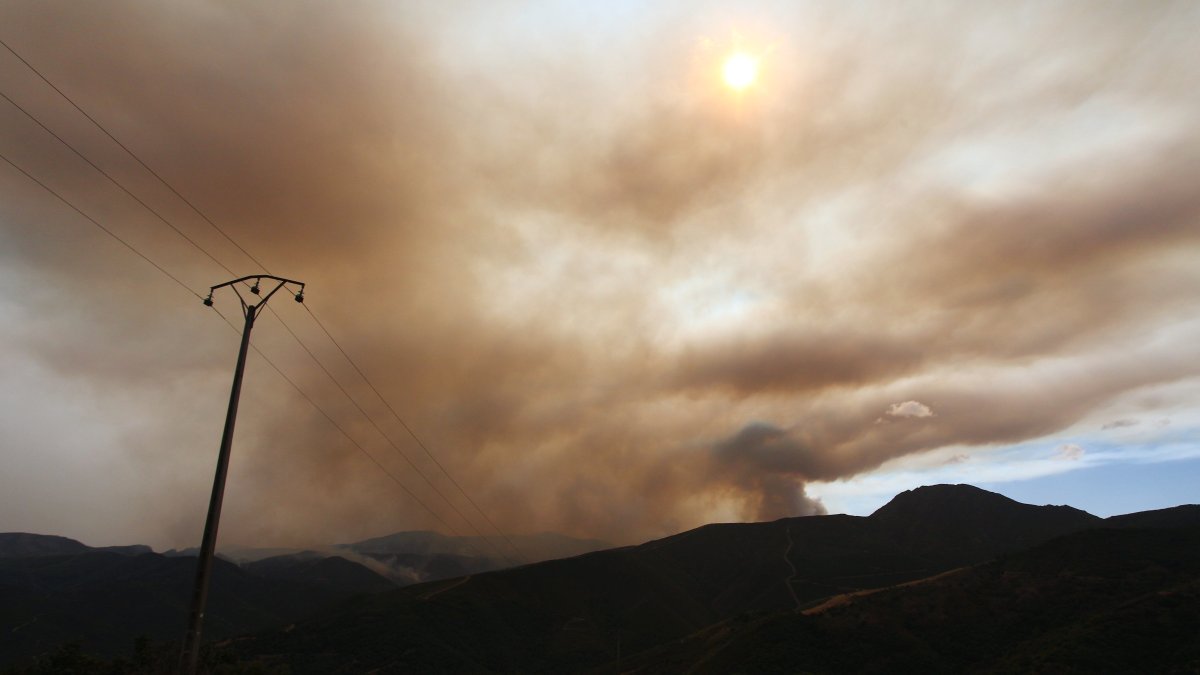 Incendio proveniente de Orense se acerca al municipio de Corullón (León)