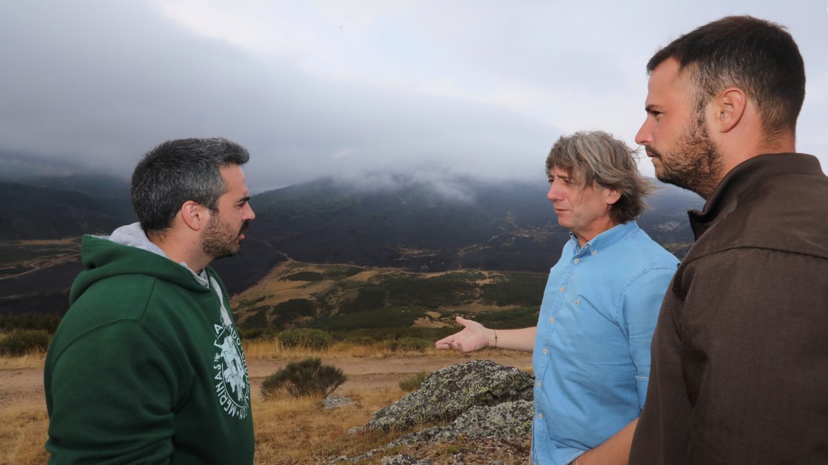 El secretario general del PSOE de Castilla y León, Carlos Martínez, se reúne con el alcalde de Cervera de Pisuerga, Jorge Ibáñez