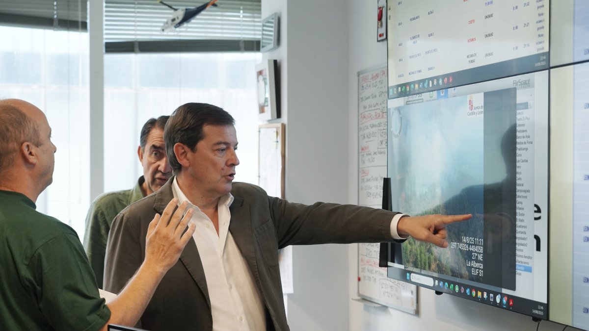 El presidente de la Junta de Castilla y León, Alfonso Fernández Mañueco, acude al Centro Autonómico de Mando, en Valladolid. Imagen de archivo.