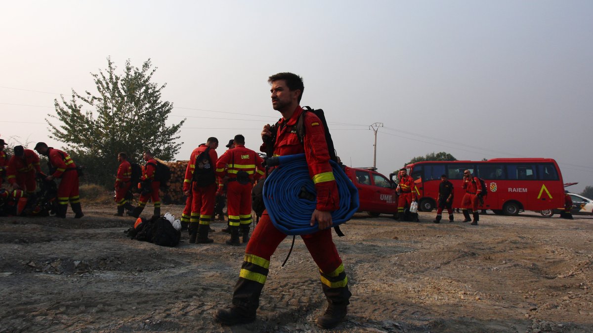Dispositivo de la UME desplazado al incendio que afecta a los municipios de Oencia y Corullón (León)