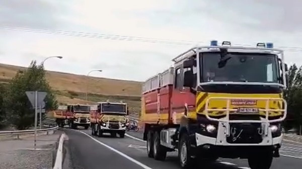 Nuevo convoy de bomberos franceses atravesando Burgos dirección León.