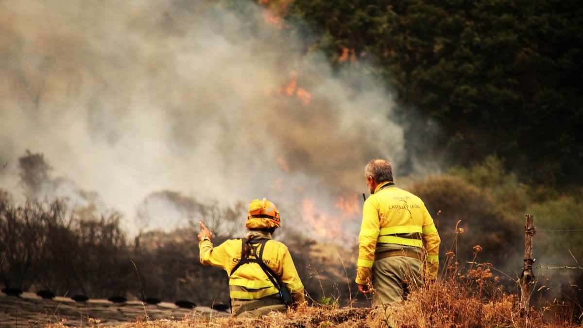 El incendio de Fasgar amenaza a las poblaciones de Villapujín, Barrio de la Puente y Posada de Omaña.