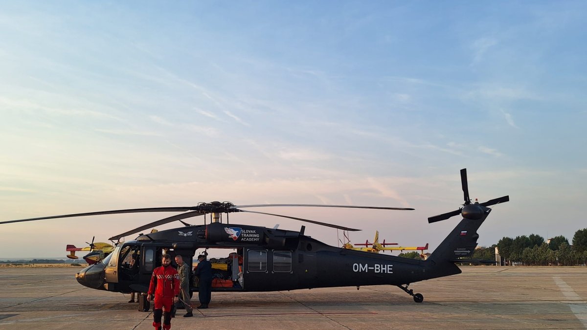 Dos helicópteros BlackHawk llegan a la base aérea de Matacán (Salamanca).