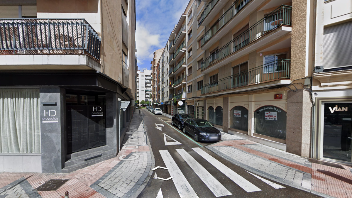 La calle Dimas Madariaga a la altura del número 30 en Salamanca.