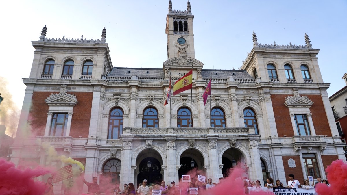 Manifestación en Valladolid bajo el lema 'Nuestra tierra arde. Contra el fuego de la inacción: ¡Prevención y medios ya!'