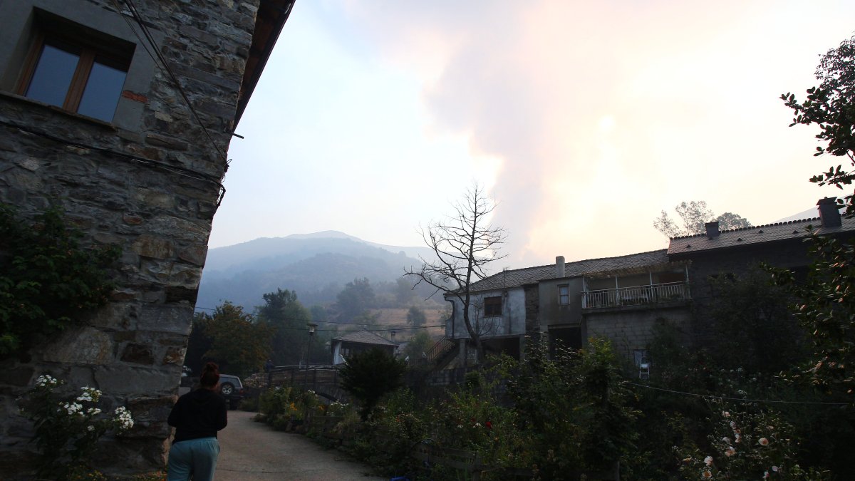 Incendio en Colinas del Campo de Martín Moro Toledano perteneciente al municipio de Igüeña (León)