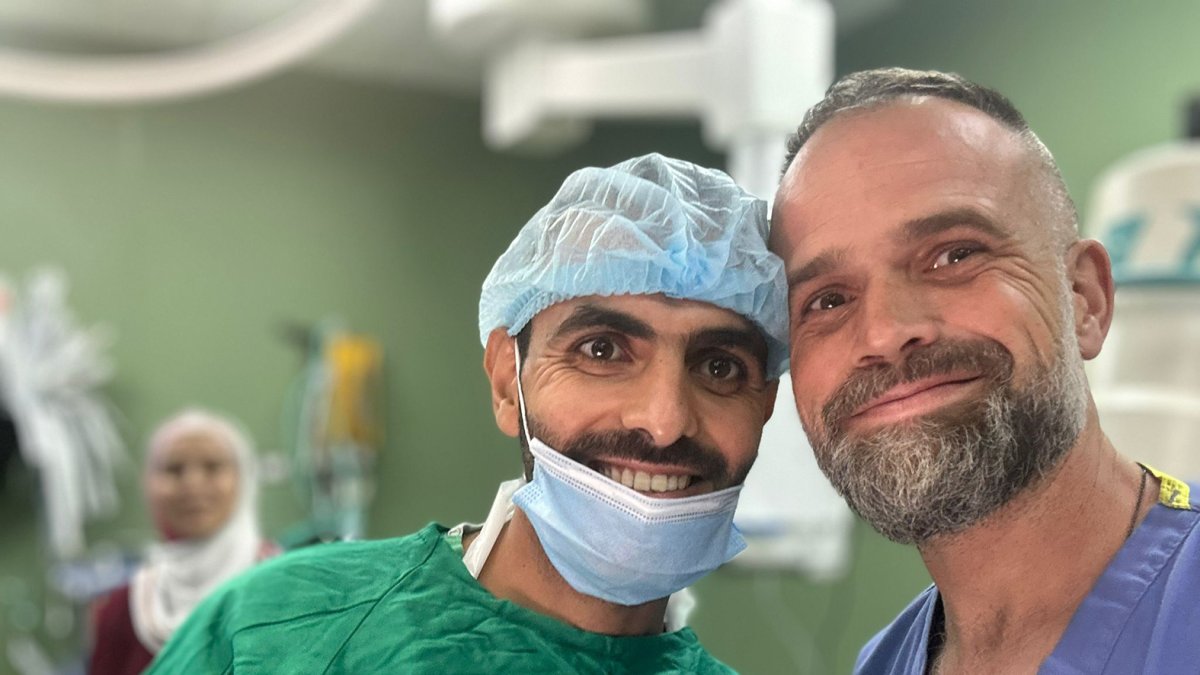 Raúl Incertis con el doctor Mahmoud Aldrini en uno de los quirófanos del hospital Nasser de Gaza el mes pasado.