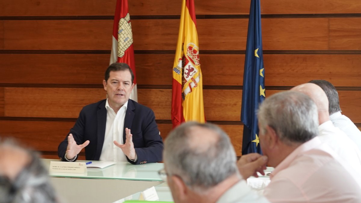 Alfonso Fernández Mañueco y María González Corral, mantienen una reunión de trabajo con los representantes de las OPAS