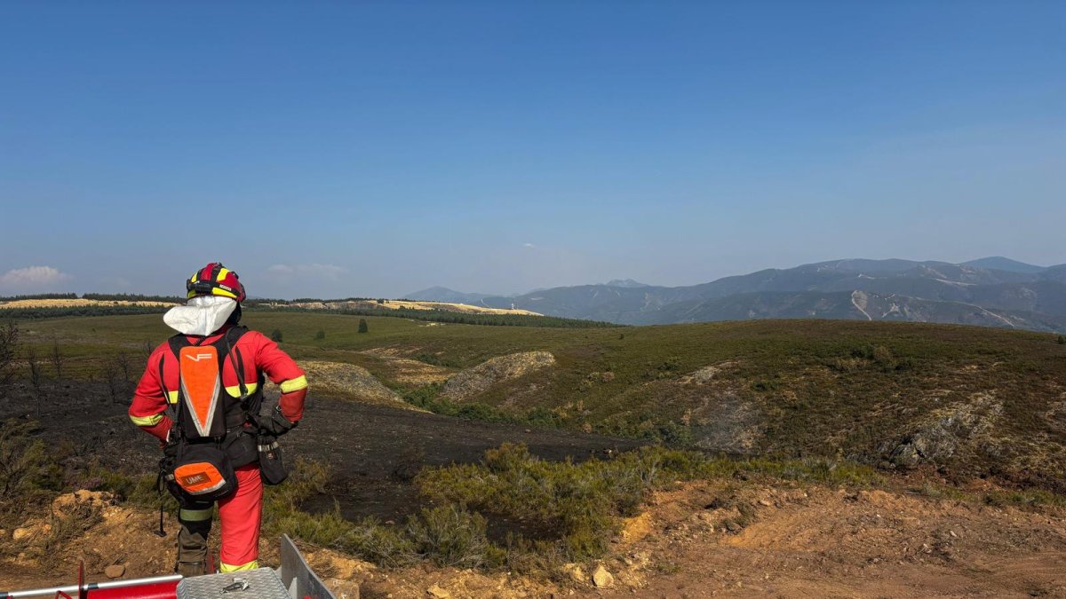 La UME en el incendio de Anllares en León