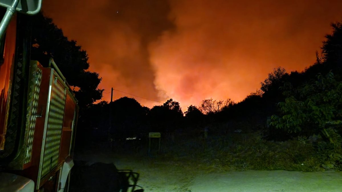 Las llamas del incendio de Porto vistas desde San Ciprián