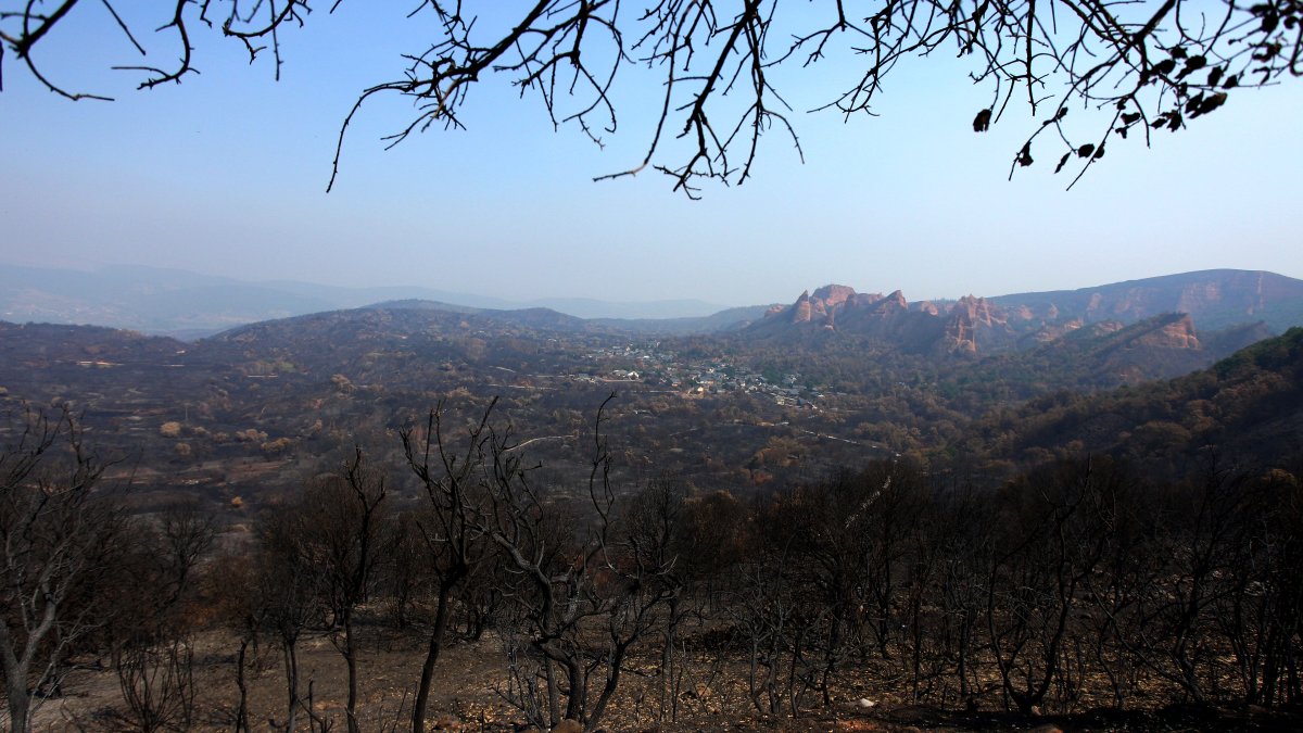 Efectos del incendio iniciado en la localidad de Yeres (León), y que ha afectado al paraje de Las Médulas