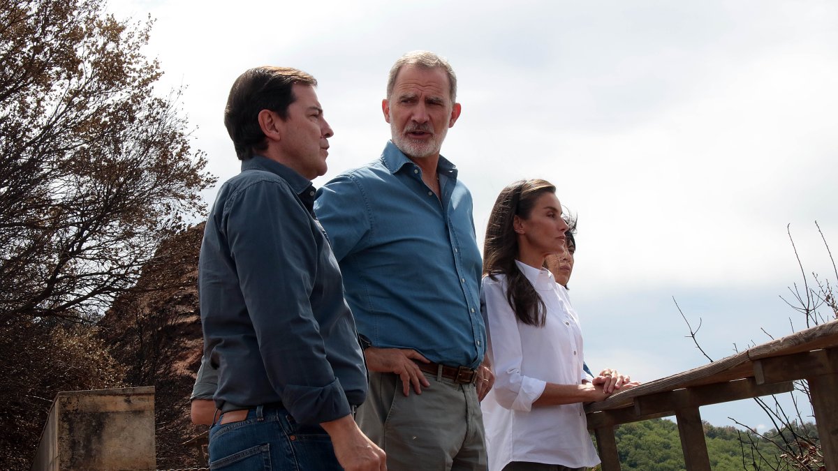 Los reyes, acompañados de Mañueco, Nicanor Sen y Ana Redondo, visitan las principales zonas afectadas por los incendios forestales en el paraje de las Médulas