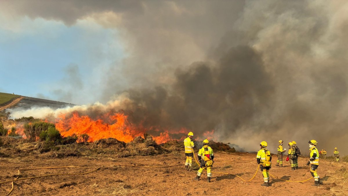 Bomberos forestales procedentes de la Comunidad Valenciana combaten alguno de los incendios en León.