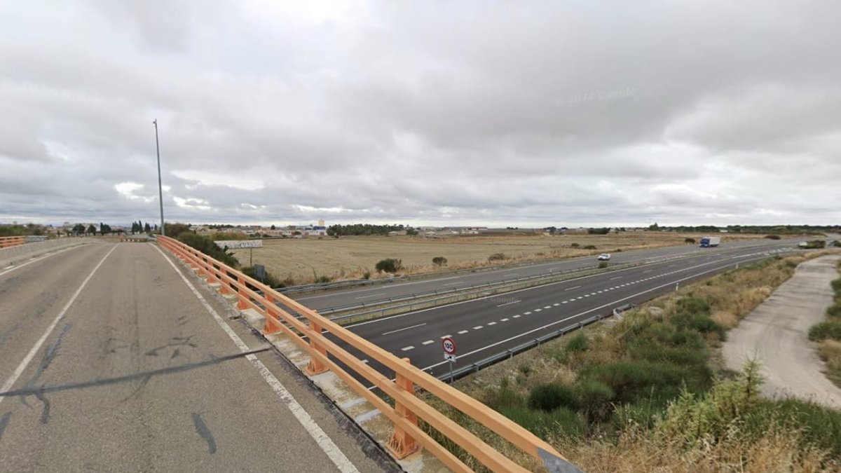 Puente desde el que se precipitó la joven en el término municipal de Cuéllar.
