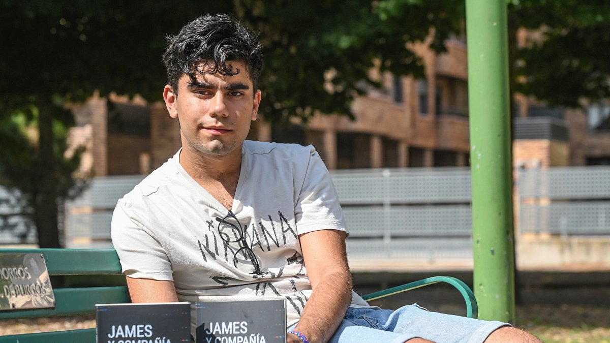 El joven escritor burgalés Marco Calle con su primer libro.