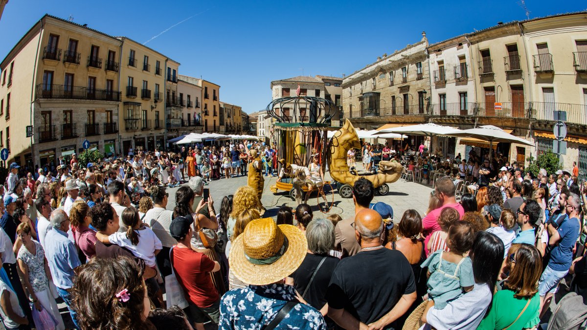 Gran asistencia de público al espectáculo de calle de Asaco Producciones, que recorrió este sábado por la mañana las calles de Ciudad Rodrigo (Salamanca).