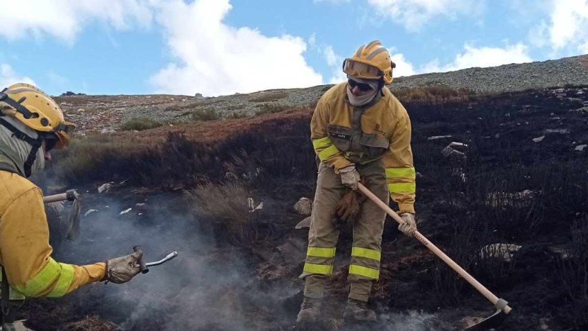 Bomberos forestales en el fuego de Porto