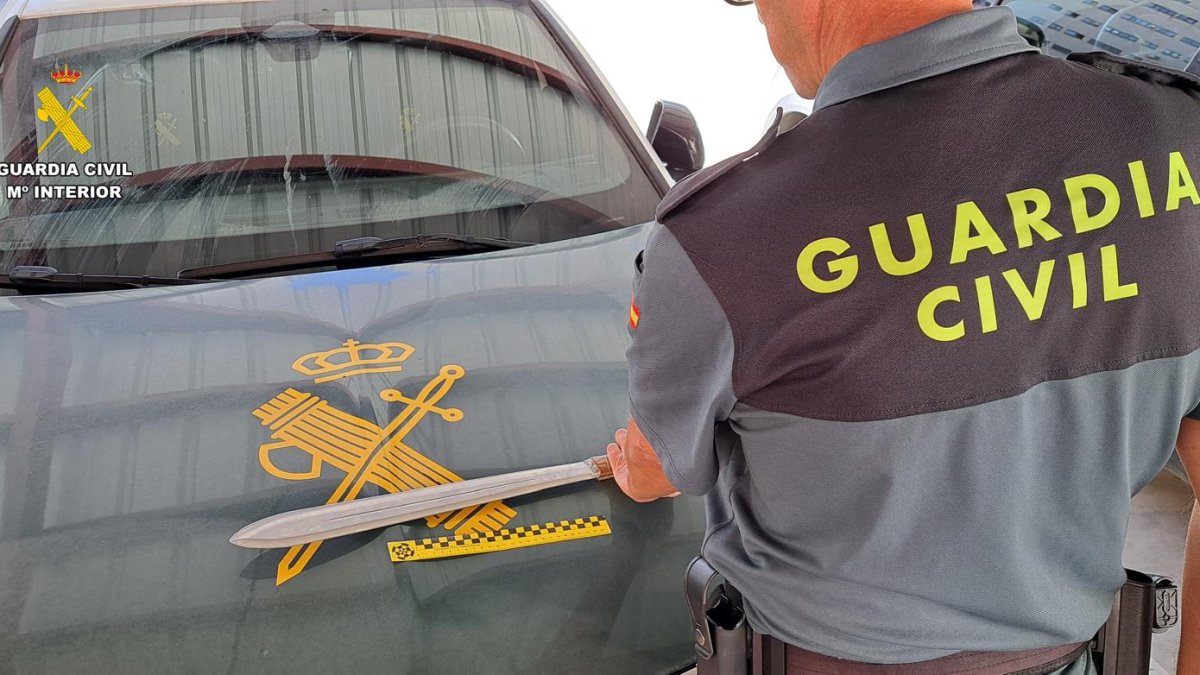 El machete intervenido por la Guardia Civil en Villalobón.