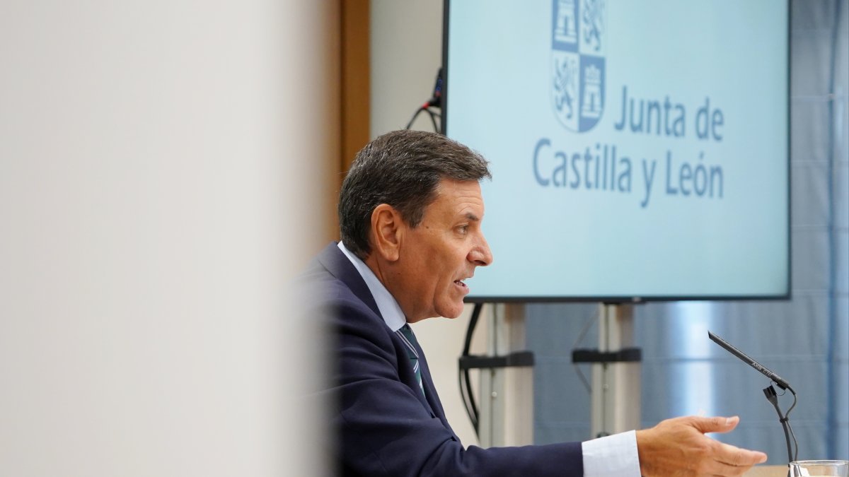 El consejero de Economía y Hacienda y portavoz de la Junta, Carlos Fernández Carriedo, comparece en rueda de prensa posterior al Consejo de Gobierno.