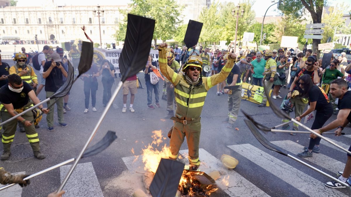 Manifestación para exigir mejoras en el operativo de prevención y extinción de incendios.